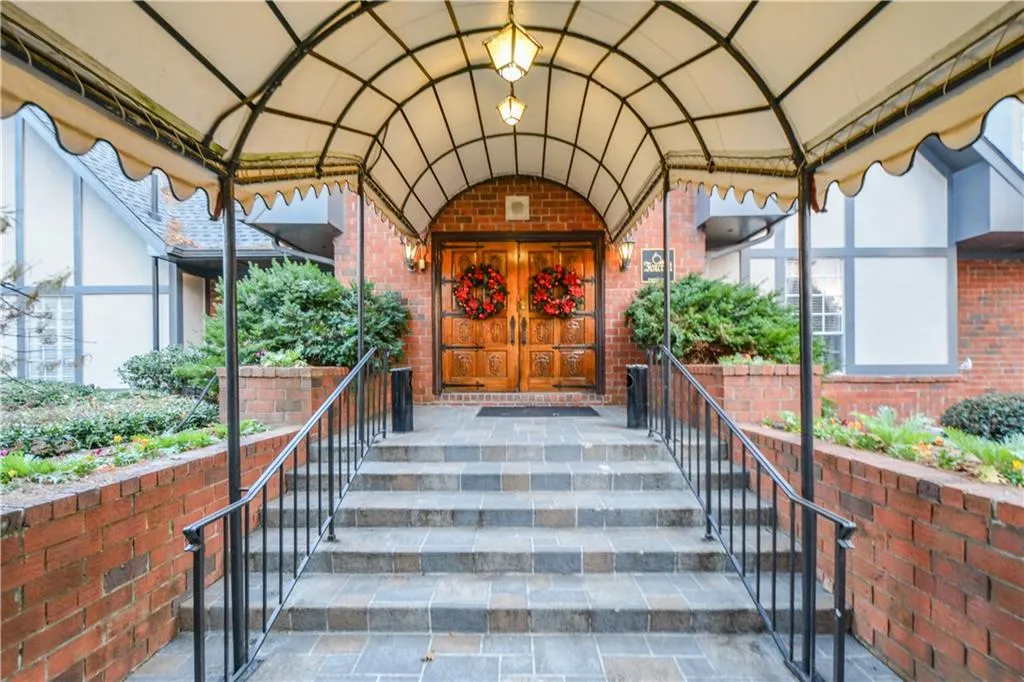 6851 Roswell Road Unit F20, Sandy Springs, Georgia 30328, 3 Bedrooms Bedrooms, ,2 BathroomsBathrooms,Residential,Sold,6851 Roswell Road Unit F20,6653635