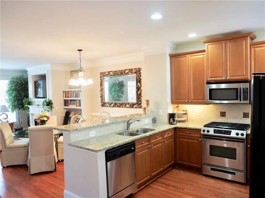 5489 Glenridge View Unit 2314, Atlanta, Georgia 30342, 3 Bedrooms Bedrooms, ,2 BathroomsBathrooms,Residential,Sold,5489 Glenridge View Unit 2314,6764101