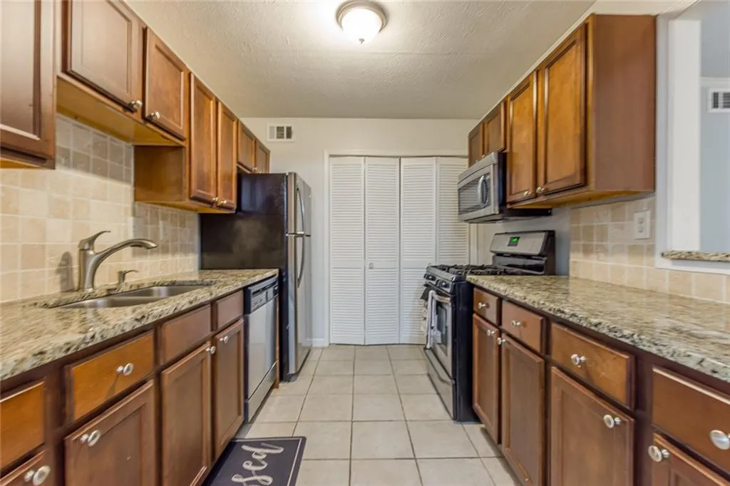 1406 Vicksburg Place, Sandy Springs, Georgia 30350, 2 Bedrooms Bedrooms, ,2 BathroomsBathrooms,Residential,Sold,1406 Vicksburg Place,6561248