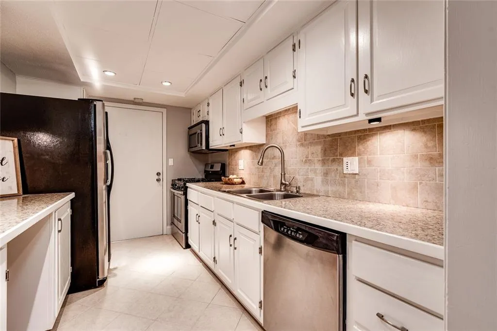 6851 Roswell Road Unit M15, Sandy Springs, Georgia 30328, 3 Bedrooms Bedrooms, ,2 BathroomsBathrooms,Residential,Sold,6851 Roswell Road Unit M15,6527264