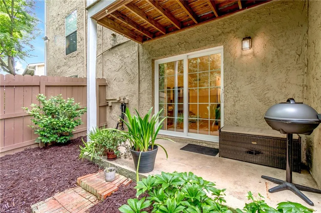Fenced, pet friendly, private patio.
