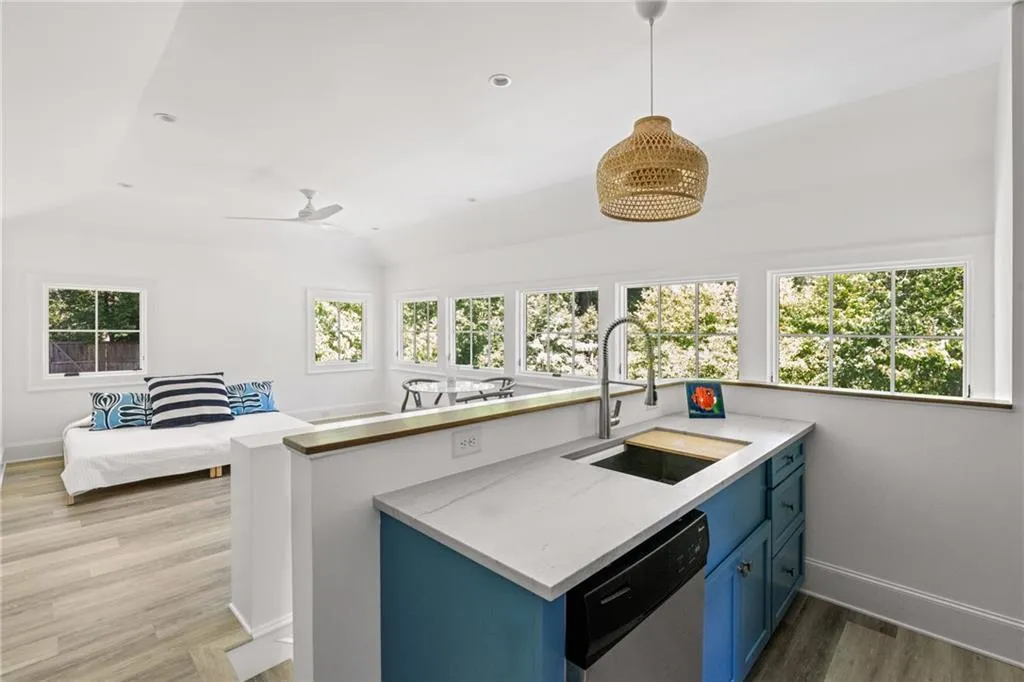 Full kitchen