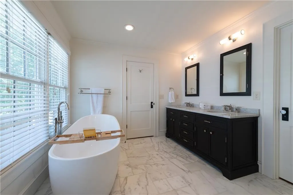 Double vanities and walk in closet