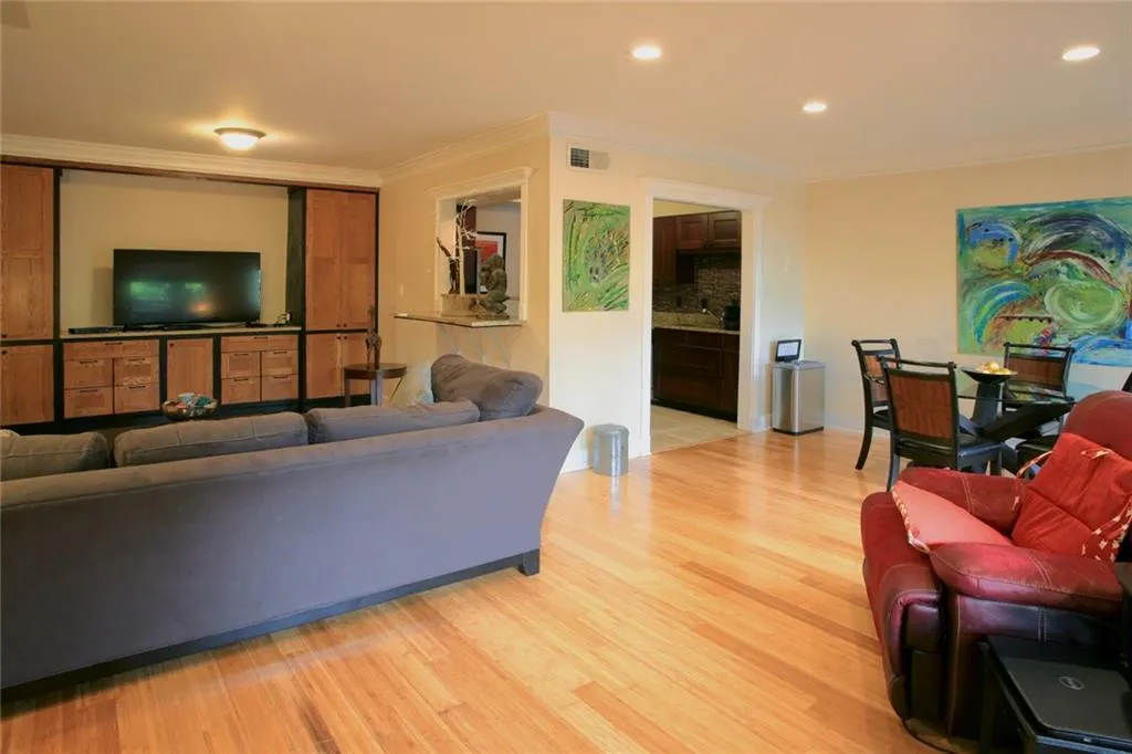 6980 Roswell Road Unit B13, Atlanta, Georgia 30328, 2 Bedrooms Bedrooms, ,2 BathroomsBathrooms,Residential,Sold,6980 Roswell Road Unit B13,6020911