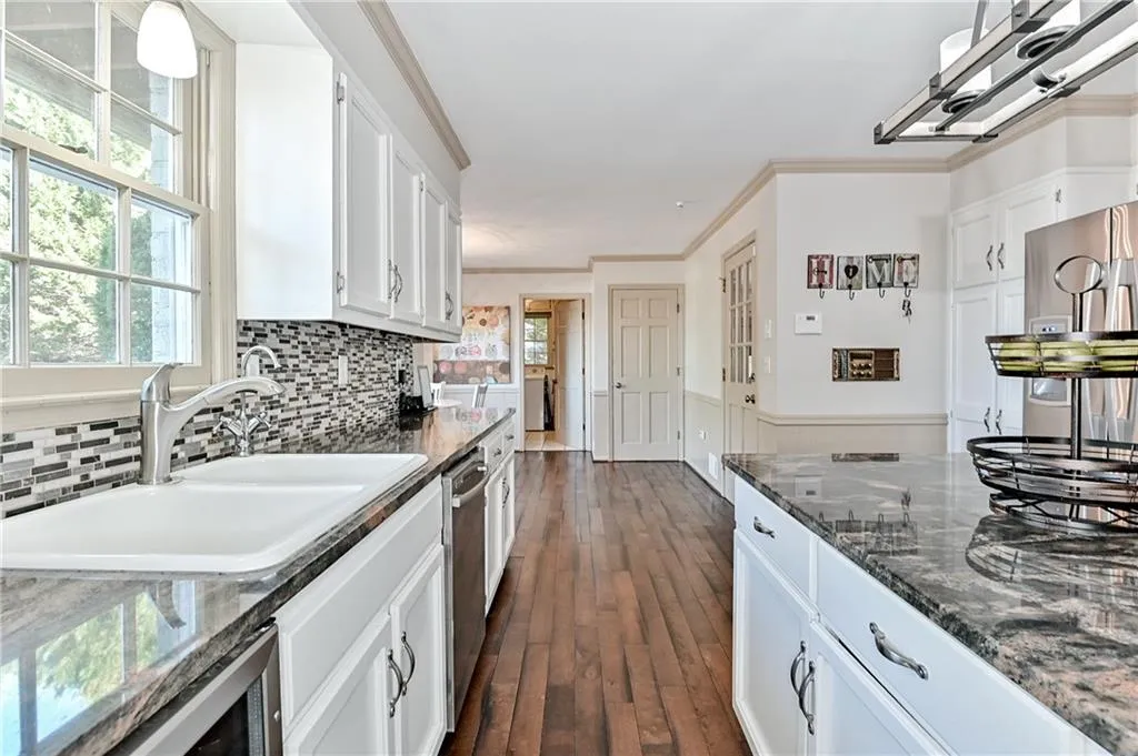 120 Marsh Glen Point, Sandy Springs, Georgia 30328, 6 Bedrooms Bedrooms, ,4 BathroomsBathrooms,Residential,Sold,120 Marsh Glen Point,6719195