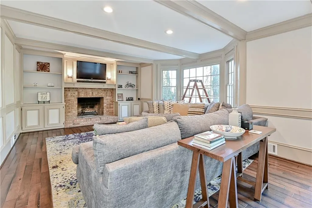 120 Marsh Glen Point, Sandy Springs, Georgia 30328, 6 Bedrooms Bedrooms, ,4 BathroomsBathrooms,Residential,Sold,120 Marsh Glen Point,6719195