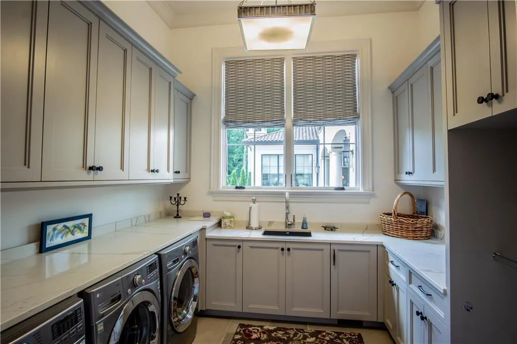 4544 Peachtree Dunwoody Road Ne, Sandy Springs, Georgia 30342, 5 Bedrooms Bedrooms, ,5 BathroomsBathrooms,Residential,Sold,4544 Peachtree Dunwoody Road Ne,6570286