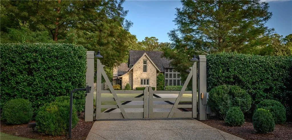 2979 Ridgewood Road Nw, Atlanta, Georgia 30327, 4 Bedrooms Bedrooms, ,4 BathroomsBathrooms,Residential,For Sale,2979 Ridgewood Road Nw,7559436