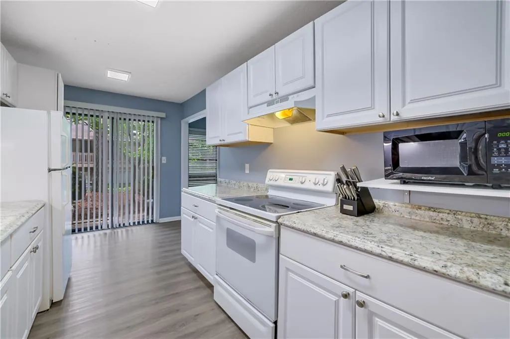 8740 Roswell Road Unit 10b, Atlanta, Georgia 30350, 3 Bedrooms Bedrooms, ,2 BathroomsBathrooms,Residential,For Sale,8740 Roswell Road Unit 10b,7762546