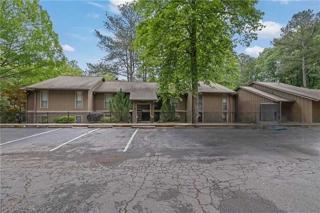 8740 Roswell Road Unit 10b, Atlanta, Georgia 30350, 3 Bedrooms Bedrooms, ,2 BathroomsBathrooms,Residential,For Sale,8740 Roswell Road Unit 10b,7762546