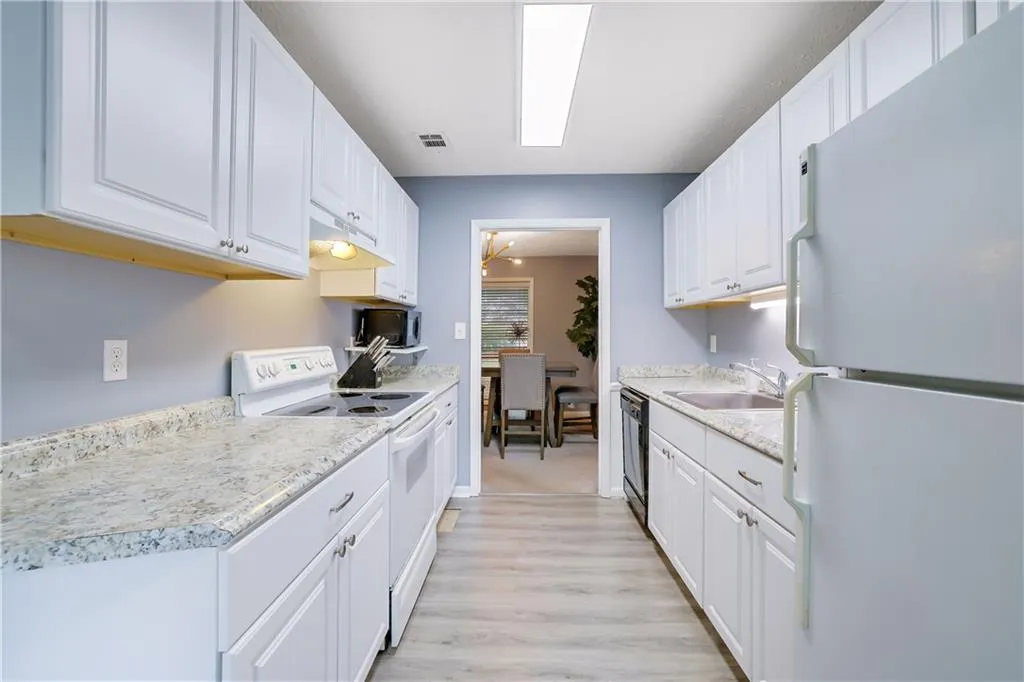 8740 Roswell Road Unit 10b, Atlanta, Georgia 30350, 3 Bedrooms Bedrooms, ,2 BathroomsBathrooms,Residential,For Sale,8740 Roswell Road Unit 10b,7762546