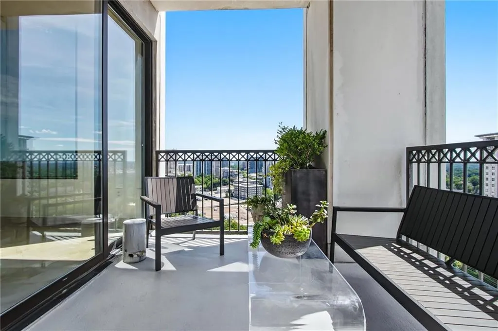 2828 Peachtree Road Nw Unit 2402, Atlanta, Georgia 30305, 2 Bedrooms Bedrooms, 0 ,2 BathroomsBathrooms,Residential,For Sale,2828 Peachtree Road Nw Unit 2402,7791120