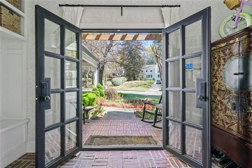527 Brentwood Drive Ne, Atlanta, Georgia 30305, 4 Bedrooms Bedrooms, ,3 BathroomsBathrooms,Residential,For Sale,527 Brentwood Drive Ne,7612058