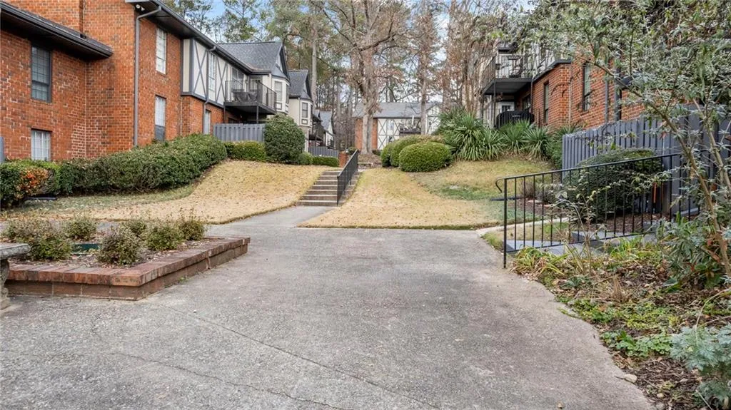 6851 Roswell Road Unit B8, Sandy Springs, Georgia 30328, 1 Bedroom Bedrooms, ,1 BathroomBathrooms,Residential,Sold,6851 Roswell Road Unit B8,7431707
