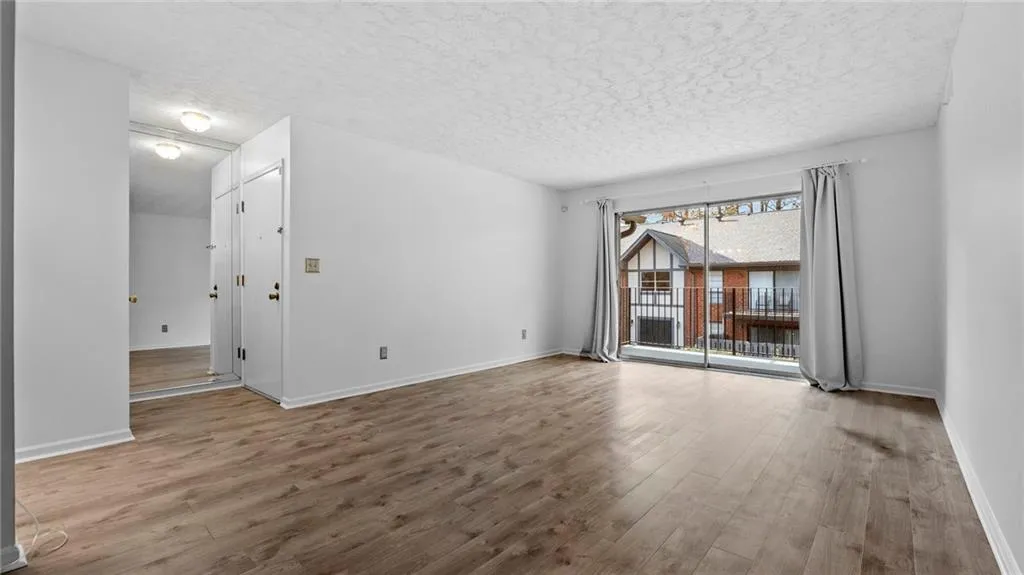 6851 Roswell Road Unit B8, Sandy Springs, Georgia 30328, 1 Bedroom Bedrooms, ,1 BathroomBathrooms,Residential,Sold,6851 Roswell Road Unit B8,7431707