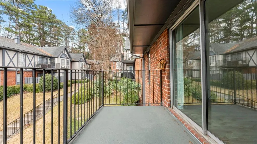 6851 Roswell Road Unit B8, Sandy Springs, Georgia 30328, 1 Bedroom Bedrooms, ,1 BathroomBathrooms,Residential,Sold,6851 Roswell Road Unit B8,7431707