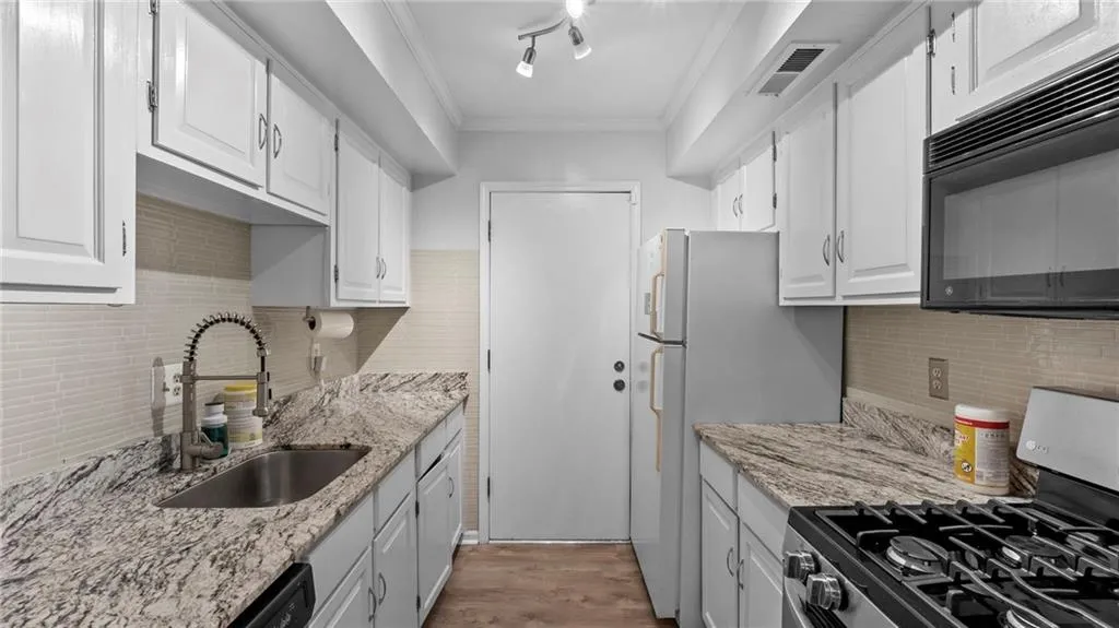 6851 Roswell Road Unit B8, Sandy Springs, Georgia 30328, 1 Bedroom Bedrooms, ,1 BathroomBathrooms,Residential,Sold,6851 Roswell Road Unit B8,7431707