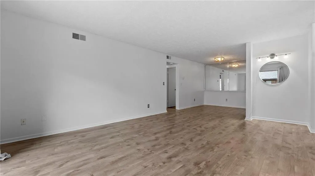 6851 Roswell Road Unit B8, Sandy Springs, Georgia 30328, 1 Bedroom Bedrooms, ,1 BathroomBathrooms,Residential,Sold,6851 Roswell Road Unit B8,7431707
