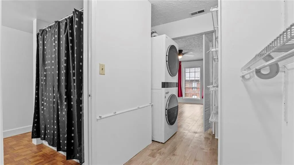 6851 Roswell Road Unit B8, Sandy Springs, Georgia 30328, 1 Bedroom Bedrooms, ,1 BathroomBathrooms,Residential,Sold,6851 Roswell Road Unit B8,7431707