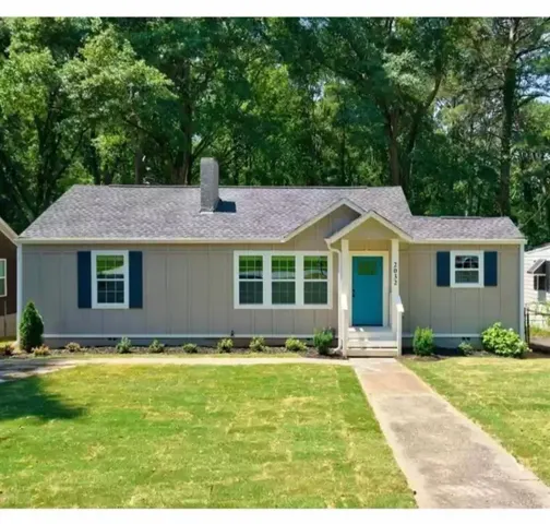 Ranch-style residence featuring a prominent turquoise front door, a front gable, and a grey shingle roof