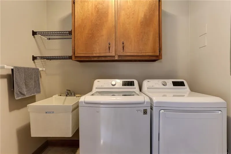 715 Mabry Road, Sandy Springs, Georgia 30328, 4 Bedrooms Bedrooms, ,3 BathroomsBathrooms,Residential,Sold,715 Mabry Road,6632792