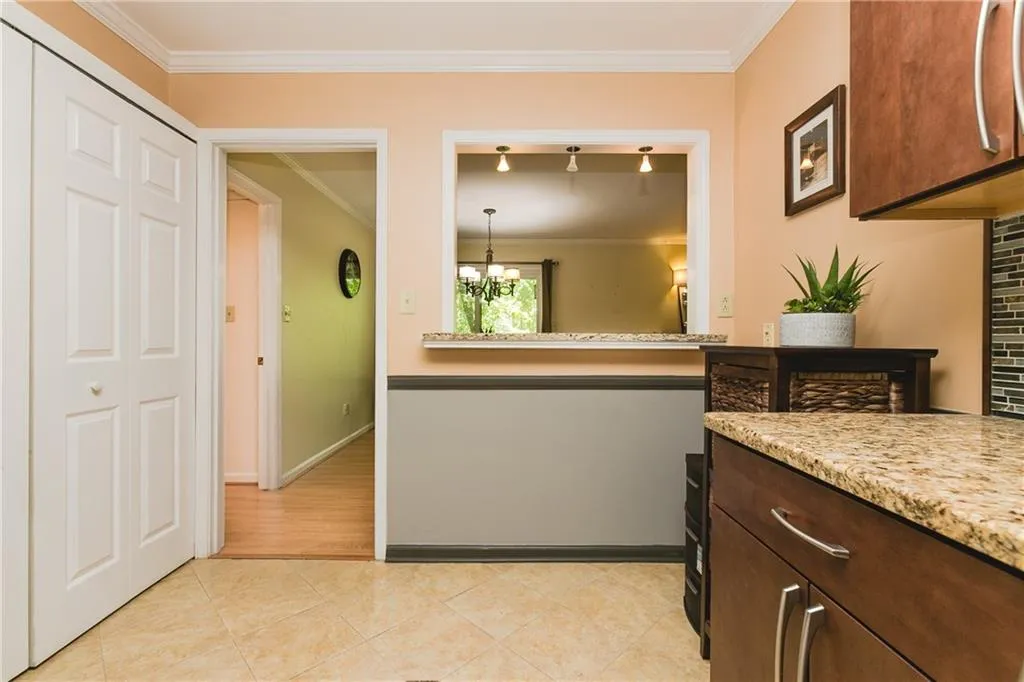 5400 Roswell Road Unit L2, Atlanta, Georgia 30342, 2 Bedrooms Bedrooms, ,2 BathroomsBathrooms,Residential,Sold,5400 Roswell Road Unit L2,6869002