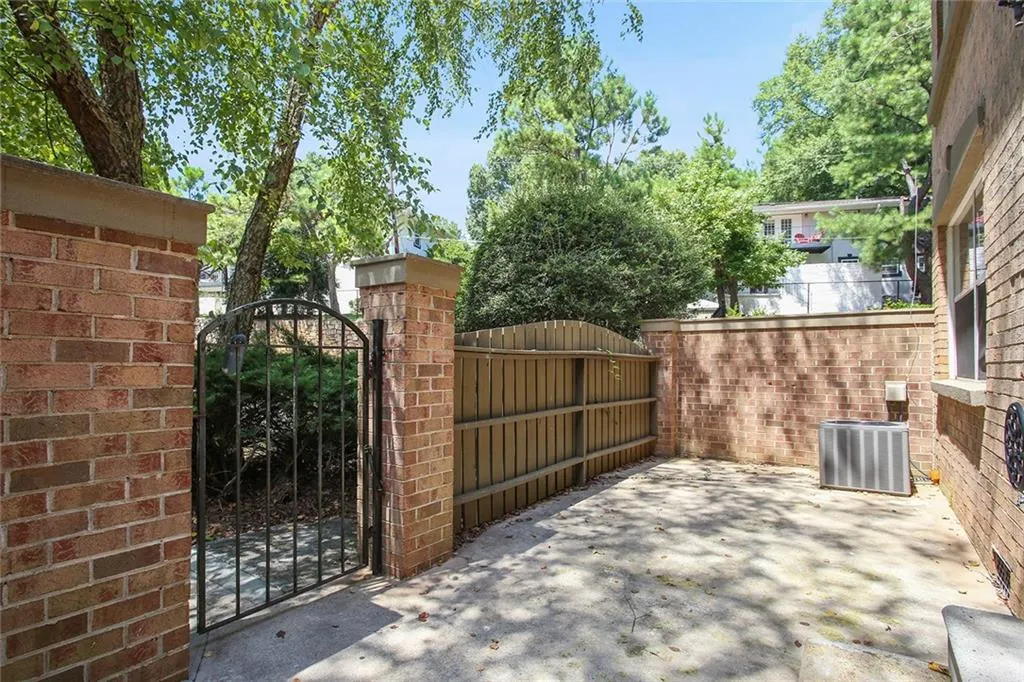 6980 Roswell Road Unit A8, Atlanta, Georgia 30328, 3 Bedrooms Bedrooms, ,2 BathroomsBathrooms,Residential,Sold,6980 Roswell Road Unit A8,6603256
