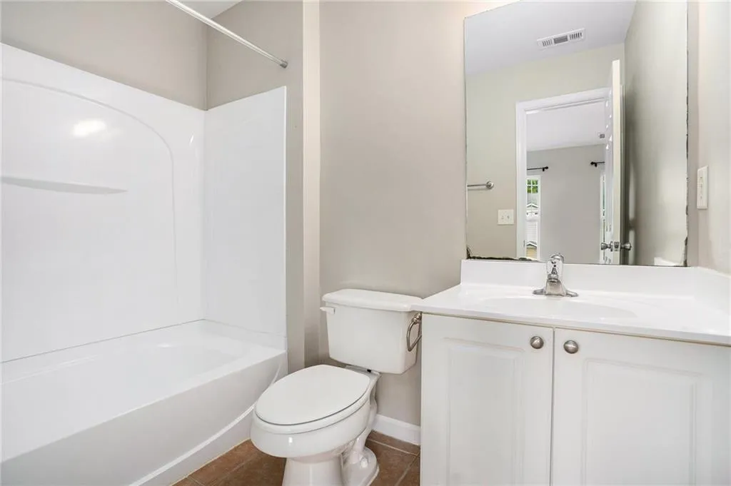 Secondary ensuite bathroom