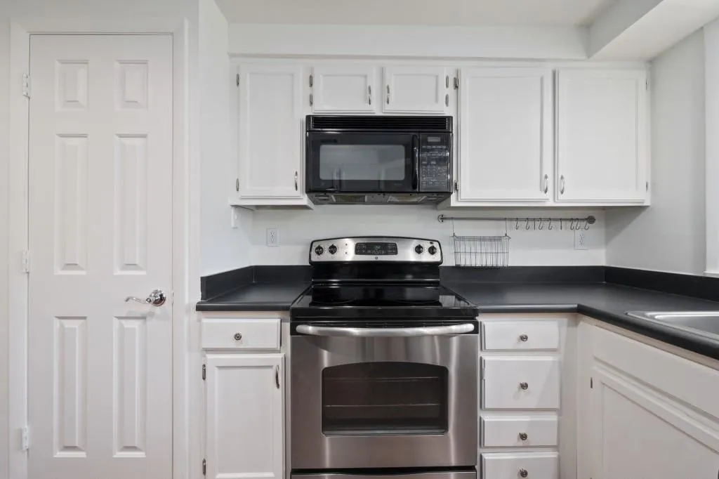 30 Dunwoody Springs Drive, Sandy Springs, Georgia 30328, 2 Bedrooms Bedrooms, ,2 BathroomsBathrooms,Residential,Sold,30 Dunwoody Springs Drive,6808220