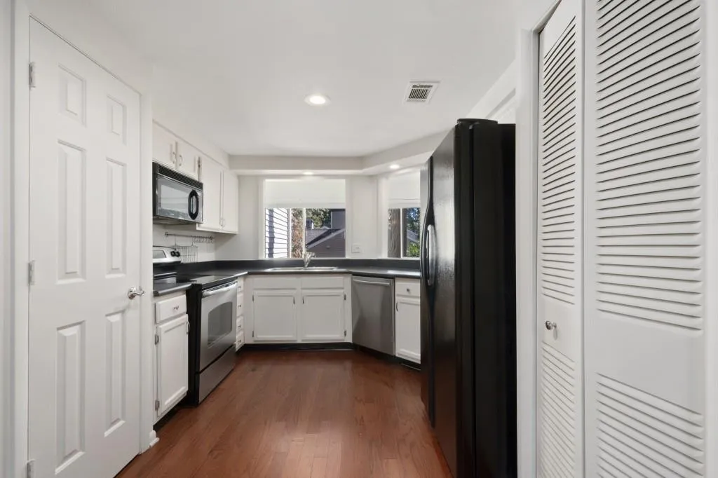 30 Dunwoody Springs Drive, Sandy Springs, Georgia 30328, 2 Bedrooms Bedrooms, ,2 BathroomsBathrooms,Residential,Sold,30 Dunwoody Springs Drive,6808220