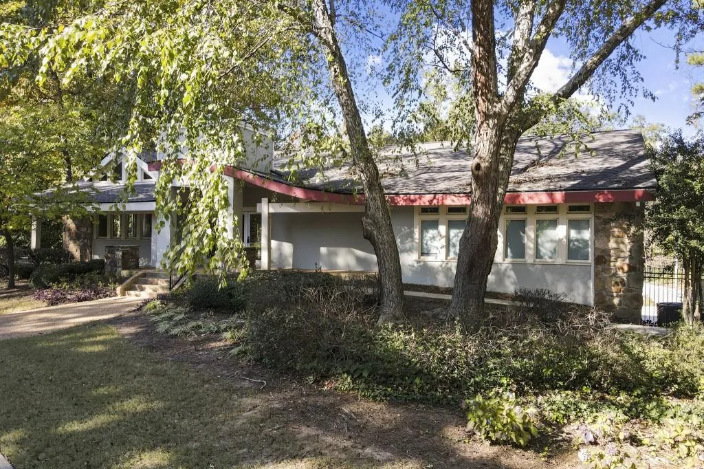 30 Dunwoody Springs Drive, Sandy Springs, Georgia 30328, 2 Bedrooms Bedrooms, ,2 BathroomsBathrooms,Residential,Sold,30 Dunwoody Springs Drive,6808220