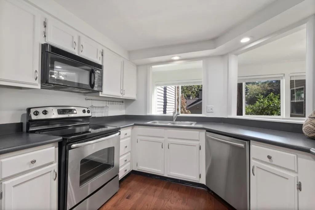 30 Dunwoody Springs Drive, Sandy Springs, Georgia 30328, 2 Bedrooms Bedrooms, ,2 BathroomsBathrooms,Residential,Sold,30 Dunwoody Springs Drive,6808220