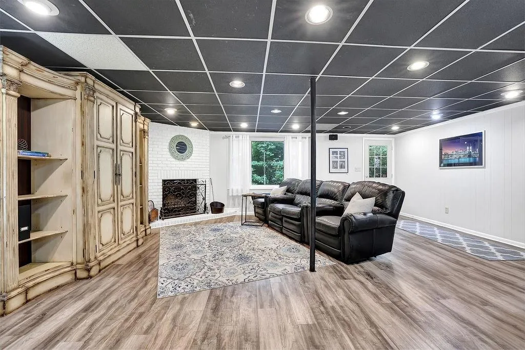 135 Nesbit Ferry Place, Sandy Springs, Georgia 30350, 4 Bedrooms Bedrooms, ,3 BathroomsBathrooms,Residential,Sold,135 Nesbit Ferry Place,7051422