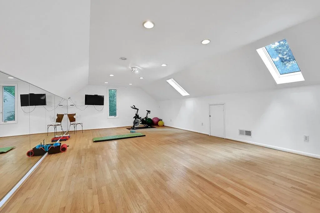 135 Nesbit Ferry Place, Sandy Springs, Georgia 30350, 4 Bedrooms Bedrooms, ,3 BathroomsBathrooms,Residential,Sold,135 Nesbit Ferry Place,7051422