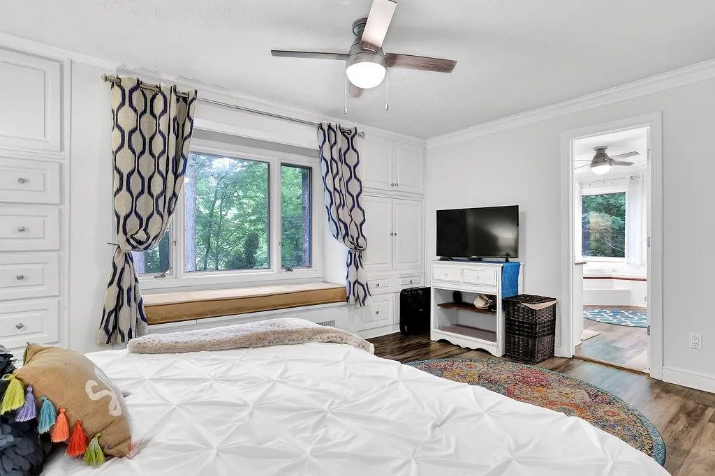 135 Nesbit Ferry Place, Sandy Springs, Georgia 30350, 4 Bedrooms Bedrooms, ,3 BathroomsBathrooms,Residential,Sold,135 Nesbit Ferry Place,7051422