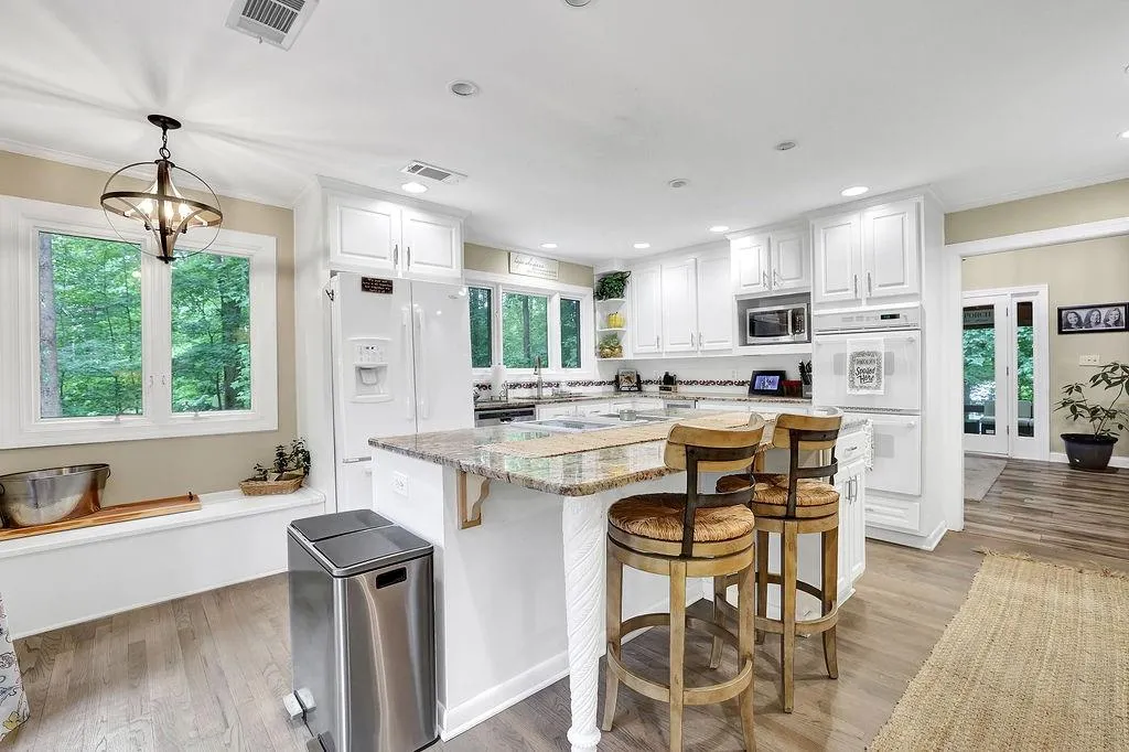 135 Nesbit Ferry Place, Sandy Springs, Georgia 30350, 4 Bedrooms Bedrooms, ,3 BathroomsBathrooms,Residential,Sold,135 Nesbit Ferry Place,7051422