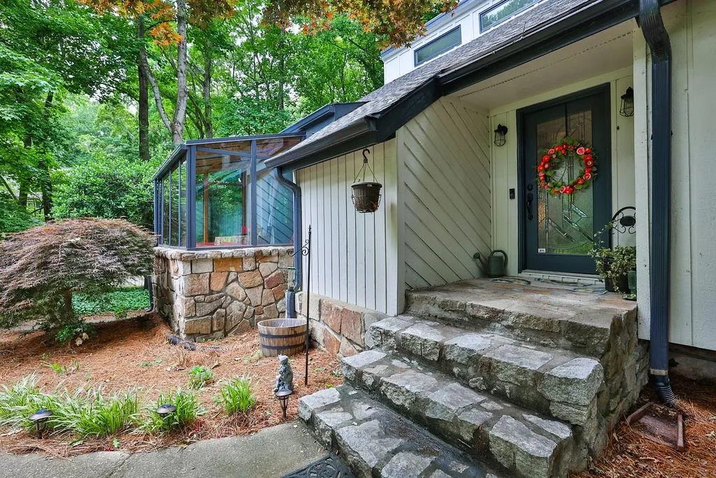 135 Nesbit Ferry Place, Sandy Springs, Georgia 30350, 4 Bedrooms Bedrooms, ,3 BathroomsBathrooms,Residential,Sold,135 Nesbit Ferry Place,7051422