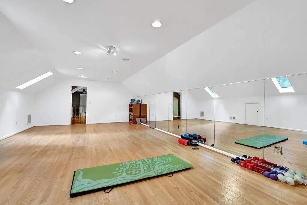 135 Nesbit Ferry Place, Sandy Springs, Georgia 30350, 4 Bedrooms Bedrooms, ,3 BathroomsBathrooms,Residential,Sold,135 Nesbit Ferry Place,7051422