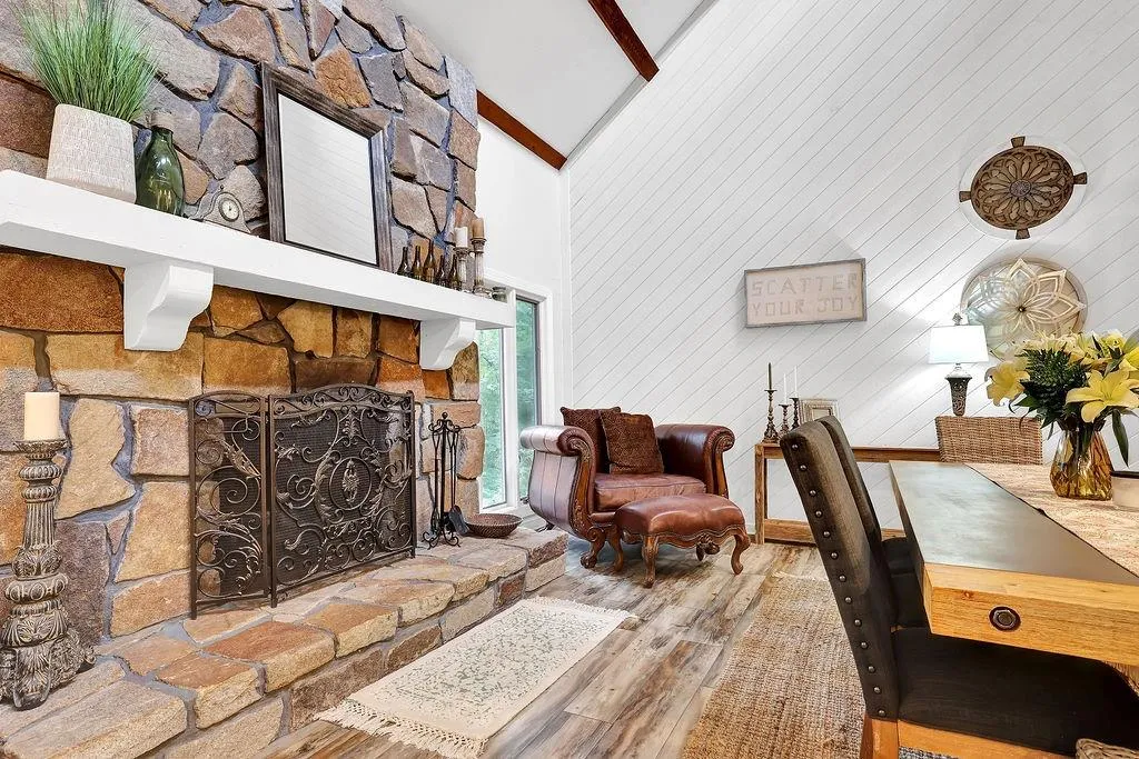 135 Nesbit Ferry Place, Sandy Springs, Georgia 30350, 4 Bedrooms Bedrooms, ,3 BathroomsBathrooms,Residential,Sold,135 Nesbit Ferry Place,7051422