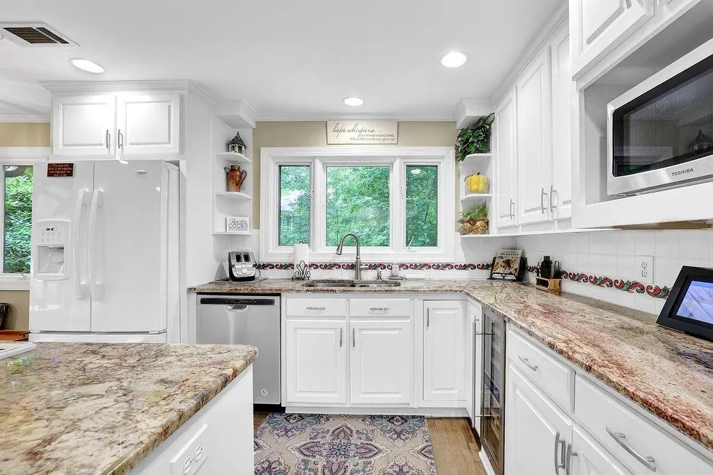 135 Nesbit Ferry Place, Sandy Springs, Georgia 30350, 4 Bedrooms Bedrooms, ,3 BathroomsBathrooms,Residential,Sold,135 Nesbit Ferry Place,7051422