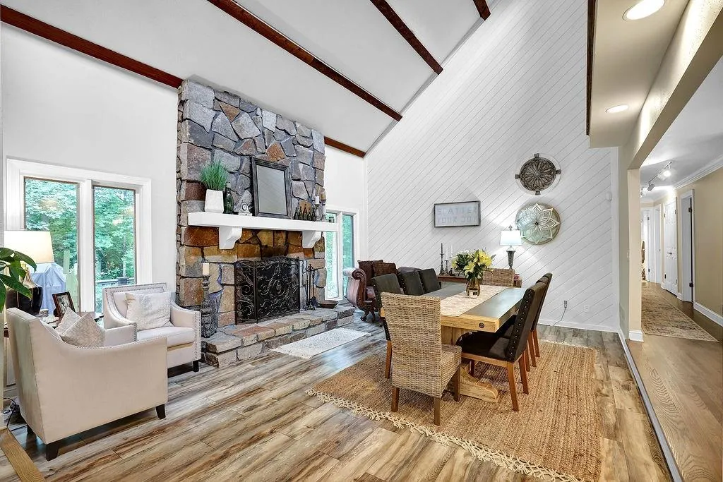 135 Nesbit Ferry Place, Sandy Springs, Georgia 30350, 4 Bedrooms Bedrooms, ,3 BathroomsBathrooms,Residential,Sold,135 Nesbit Ferry Place,7051422