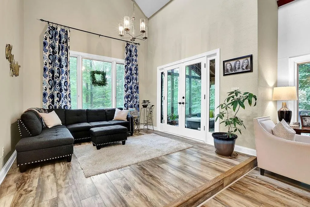 135 Nesbit Ferry Place, Sandy Springs, Georgia 30350, 4 Bedrooms Bedrooms, ,3 BathroomsBathrooms,Residential,Sold,135 Nesbit Ferry Place,7051422