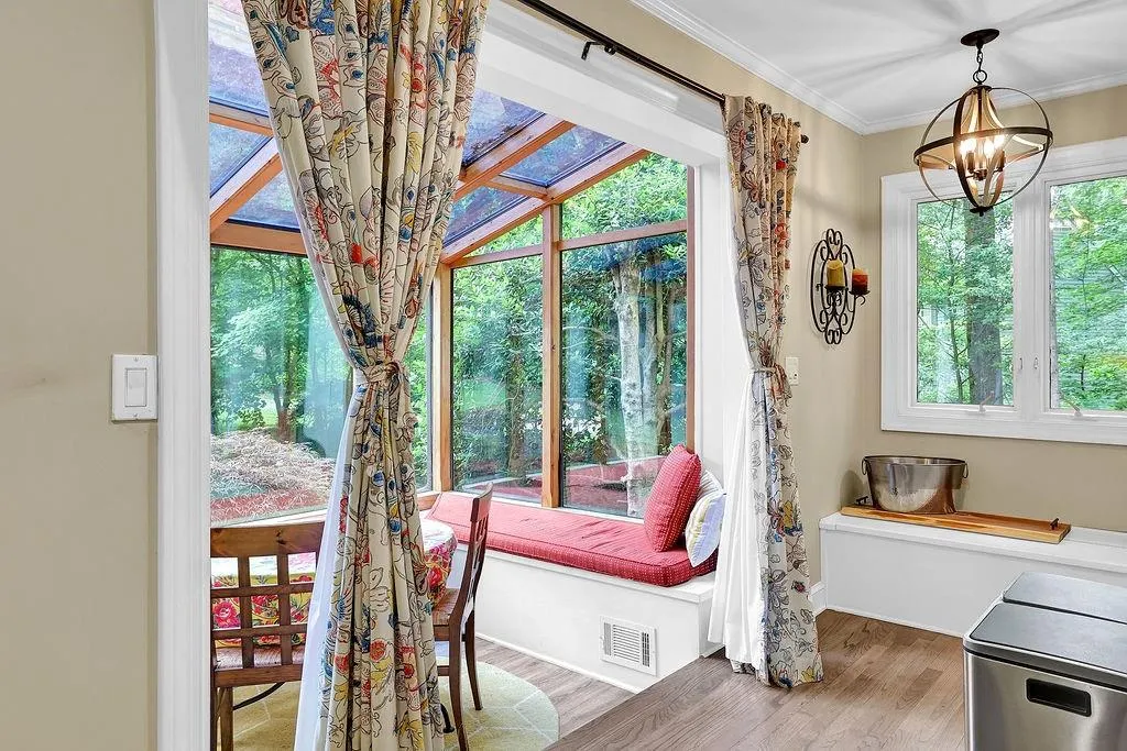 135 Nesbit Ferry Place, Sandy Springs, Georgia 30350, 4 Bedrooms Bedrooms, ,3 BathroomsBathrooms,Residential,Sold,135 Nesbit Ferry Place,7051422