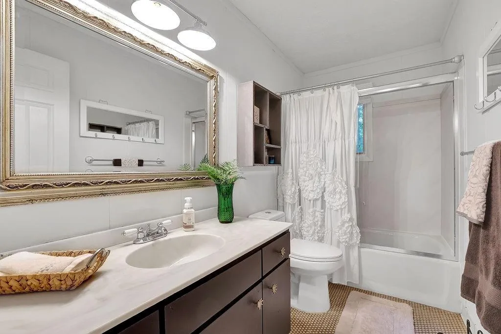 135 Nesbit Ferry Place, Sandy Springs, Georgia 30350, 4 Bedrooms Bedrooms, ,3 BathroomsBathrooms,Residential,Sold,135 Nesbit Ferry Place,7051422