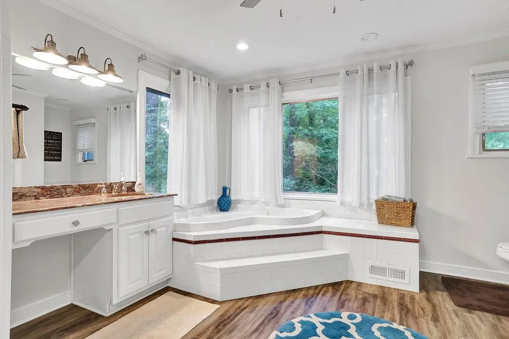 135 Nesbit Ferry Place, Sandy Springs, Georgia 30350, 4 Bedrooms Bedrooms, ,3 BathroomsBathrooms,Residential,Sold,135 Nesbit Ferry Place,7051422