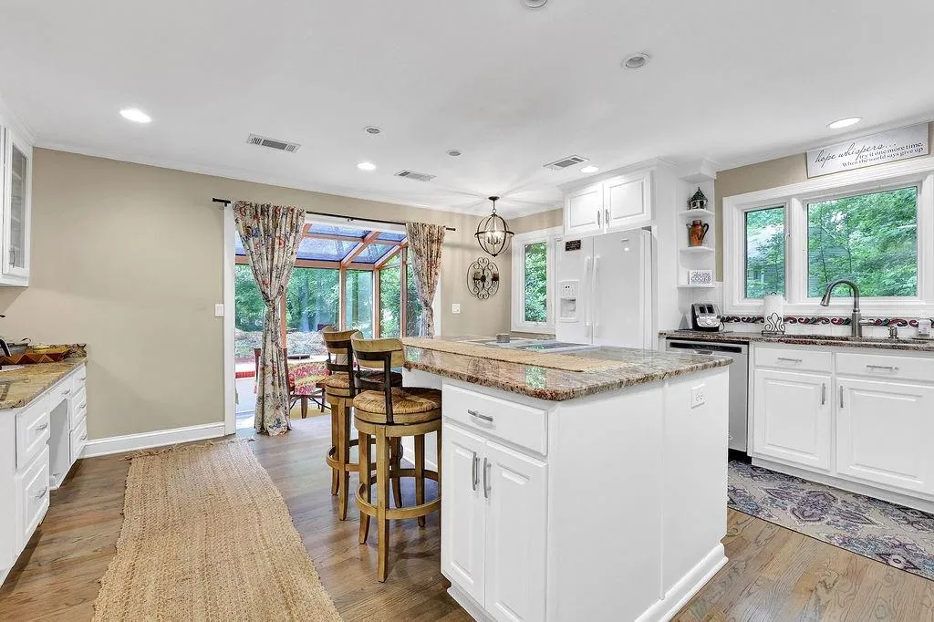 135 Nesbit Ferry Place, Sandy Springs, Georgia 30350, 4 Bedrooms Bedrooms, ,3 BathroomsBathrooms,Residential,Sold,135 Nesbit Ferry Place,7051422