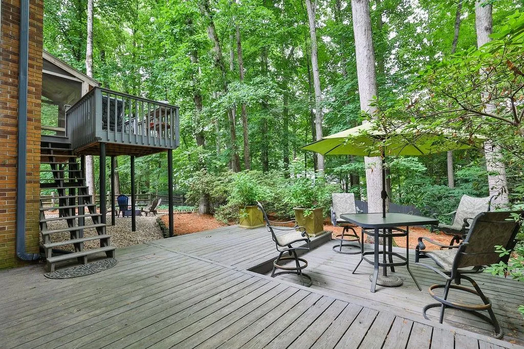 135 Nesbit Ferry Place, Sandy Springs, Georgia 30350, 4 Bedrooms Bedrooms, ,3 BathroomsBathrooms,Residential,Sold,135 Nesbit Ferry Place,7051422