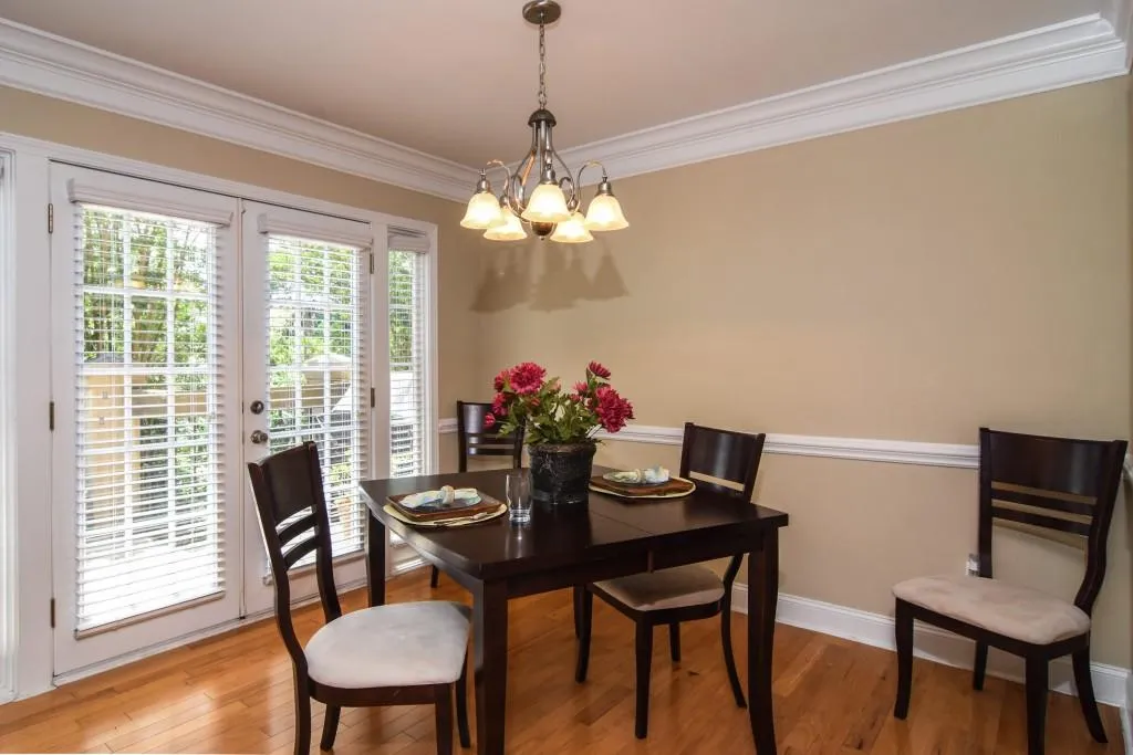 6980 Roswell Road Unit E1, Sandy Springs, Georgia 30328, 2 Bedrooms Bedrooms, ,1 BathroomBathrooms,Residential,Sold,6980 Roswell Road Unit E1,5706799