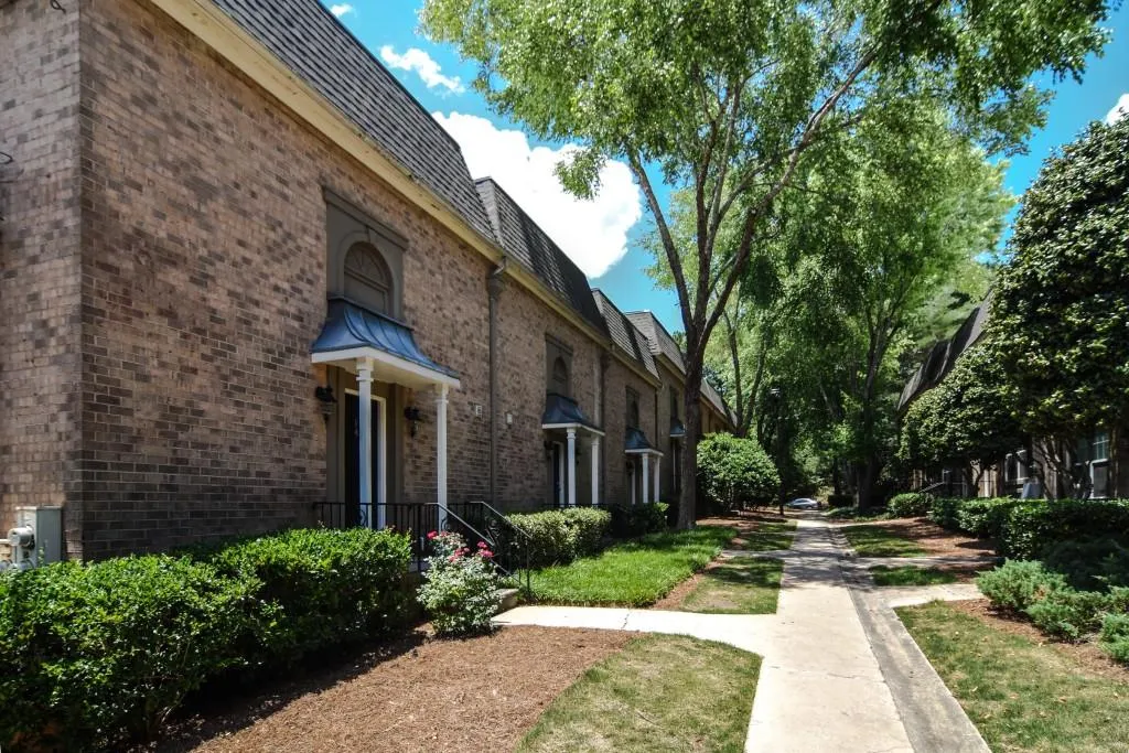 6980 Roswell Road Unit E1, Sandy Springs, Georgia 30328, 2 Bedrooms Bedrooms, ,1 BathroomBathrooms,Residential,Sold,6980 Roswell Road Unit E1,5706799