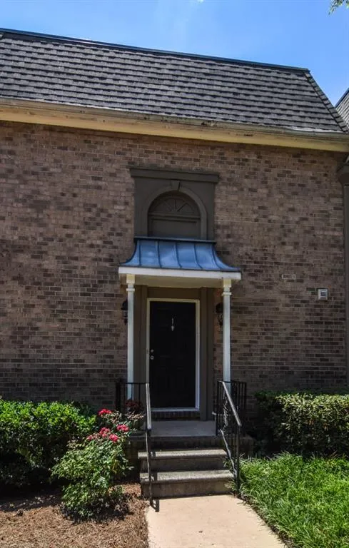 6980 Roswell Road Unit E1, Sandy Springs, Georgia 30328, 2 Bedrooms Bedrooms, ,1 BathroomBathrooms,Residential,Sold,6980 Roswell Road Unit E1,5706799